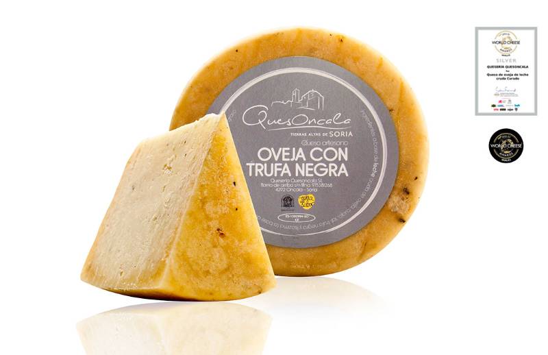 Queso de oveja con trufa-
Sheep`s cheese made with black truffle