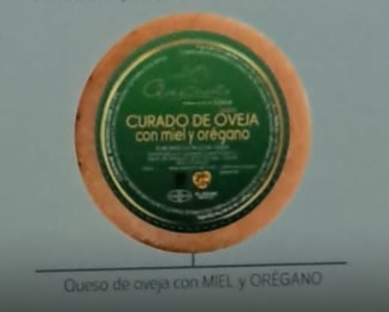 Queso de oveja con miel y oregano - Sheep cheese with honey and oregano