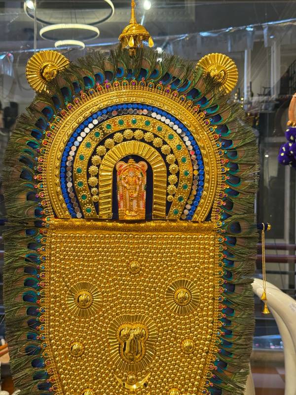 3,9 feet Peacock with thidambu netipattam