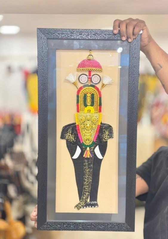 Full Pooram Frame With Alavattam And Venchamaram