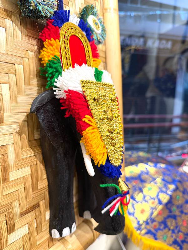 Decorating 1 elephant