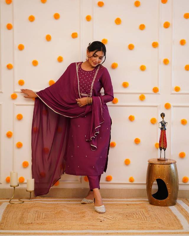 EMBROIDERY WORK ON NACK AND ALL OVER KURTI AND BEAUTIFUL CHINON PENT WITH DUPATTA