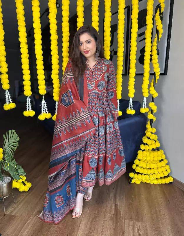 PREMIUM COTTON printed kurta pant & Dupatta set
WITH NECK HAND WORKFull ghera 4 Mtr Ghera