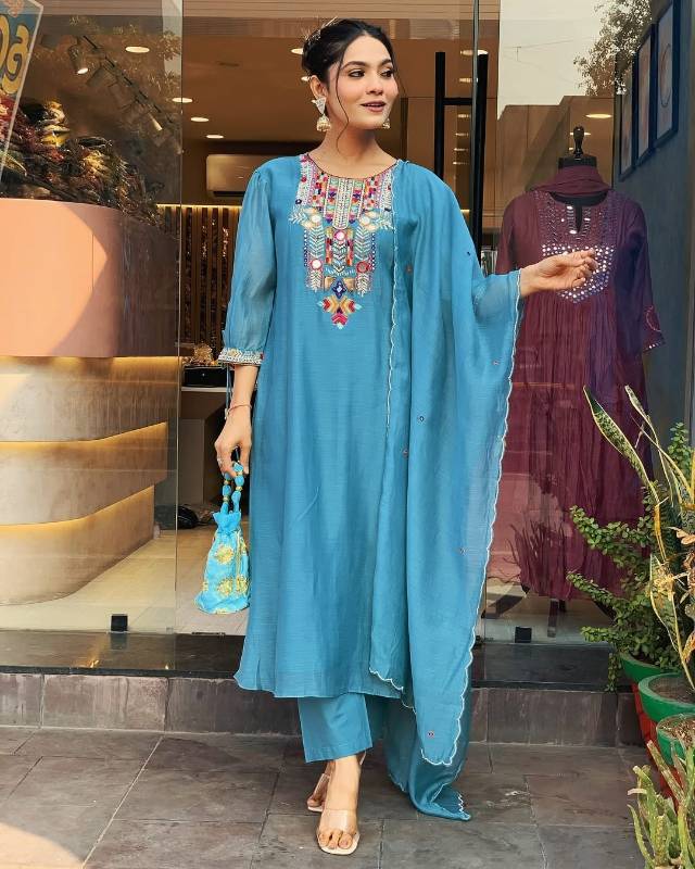 Luxurious Heavy Bangalore Chanderi Kurti Set with Embroidered Dupatta & Tassel Detailing