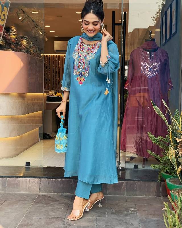 Luxurious Heavy Bangalore Chanderi Kurti Set with Embroidered Dupatta & Tassel Detailing
