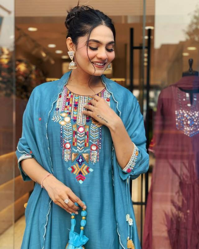 Luxurious Heavy Bangalore Chanderi Kurti Set with Embroidered Dupatta & Tassel Detailing