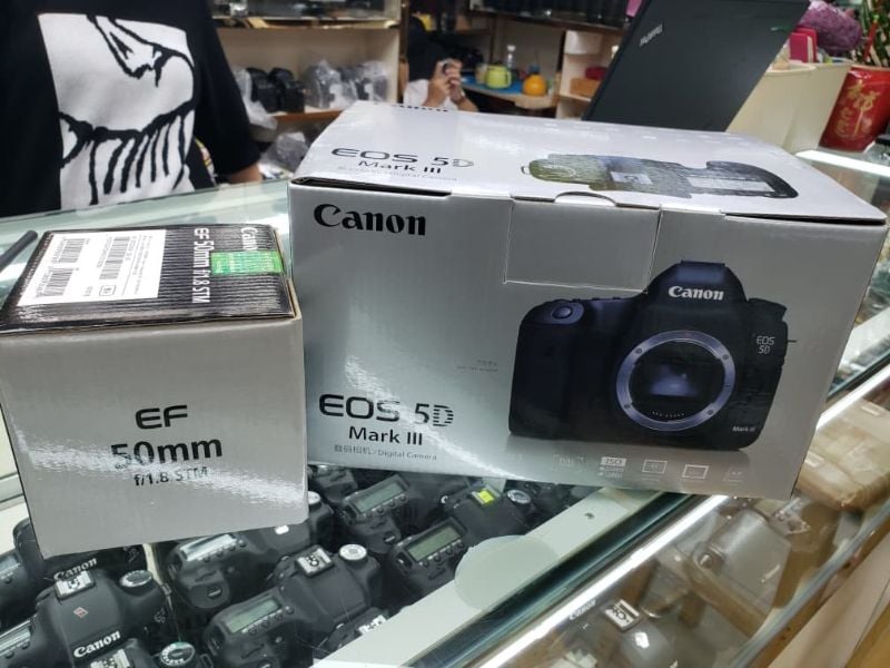 Canon EOS 5D Mark III DSLR Camera with 50mm