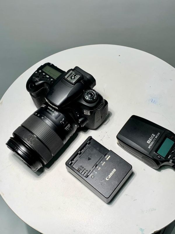 Canon EOS 60D DSLR Camera with 18-135mm Lens + Bag + Meike MK320 Speedlite