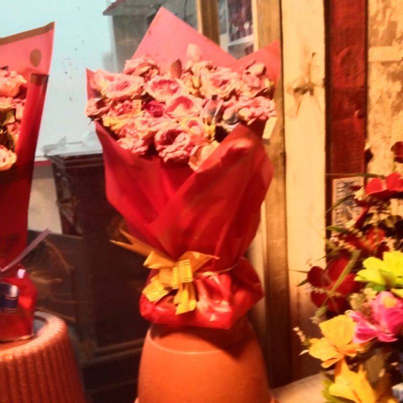 লাল গোলাপ-ধরণ ৩