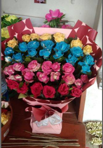 গোলাপ ফুলের বুকে