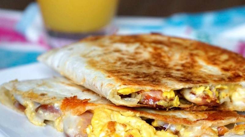 HUEVOS OMELET,Maiz, Salchicha,Tocineta,Champinones,Maduro,cebolla,Pan 1/2 Arepa