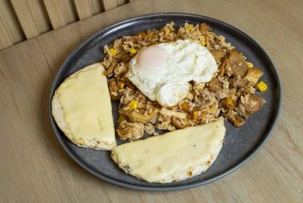 CARNE EN BISTEC, Calentado 1/2 Arepa 2 huevos fritos