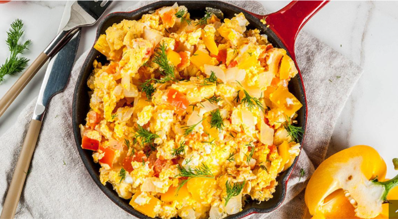 HUEVOS CON TODO,Maiz, Salchicha,Tocineta,Champinones,Maduro,cebolla,Pan 1/2 Arepa