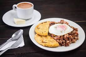 CALENTADO, 1/2 Arepa  huevos fritos