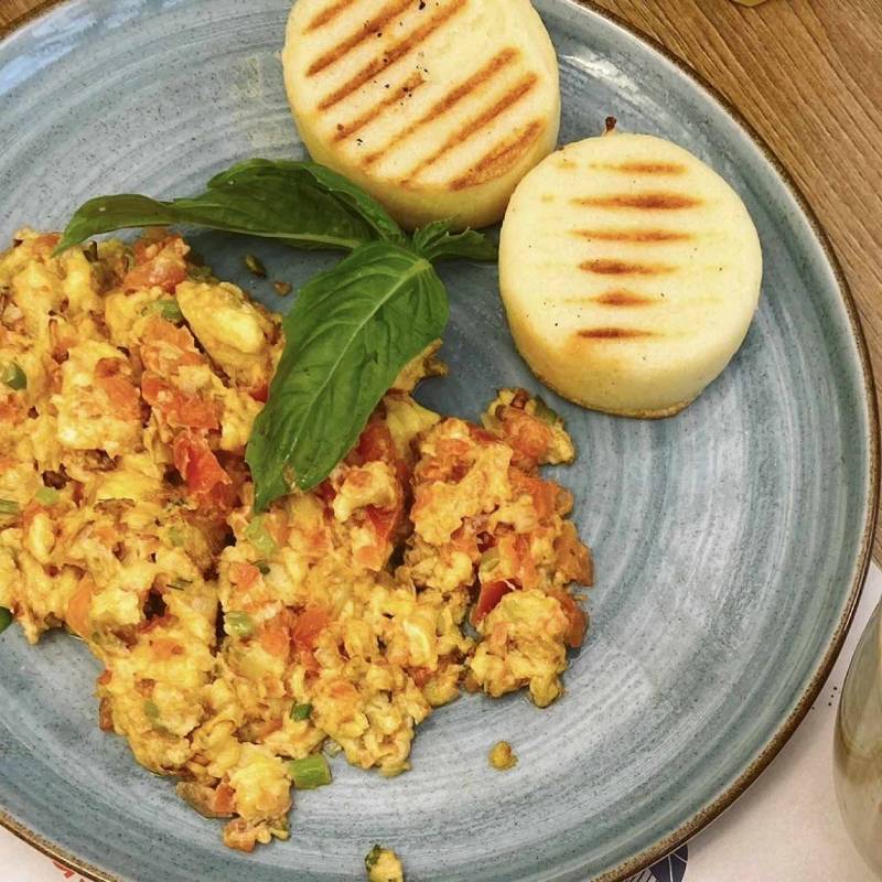 HUEVOS PULIDOS,Tocineta,Champinones,Queso,pan y 1/2 Arepa