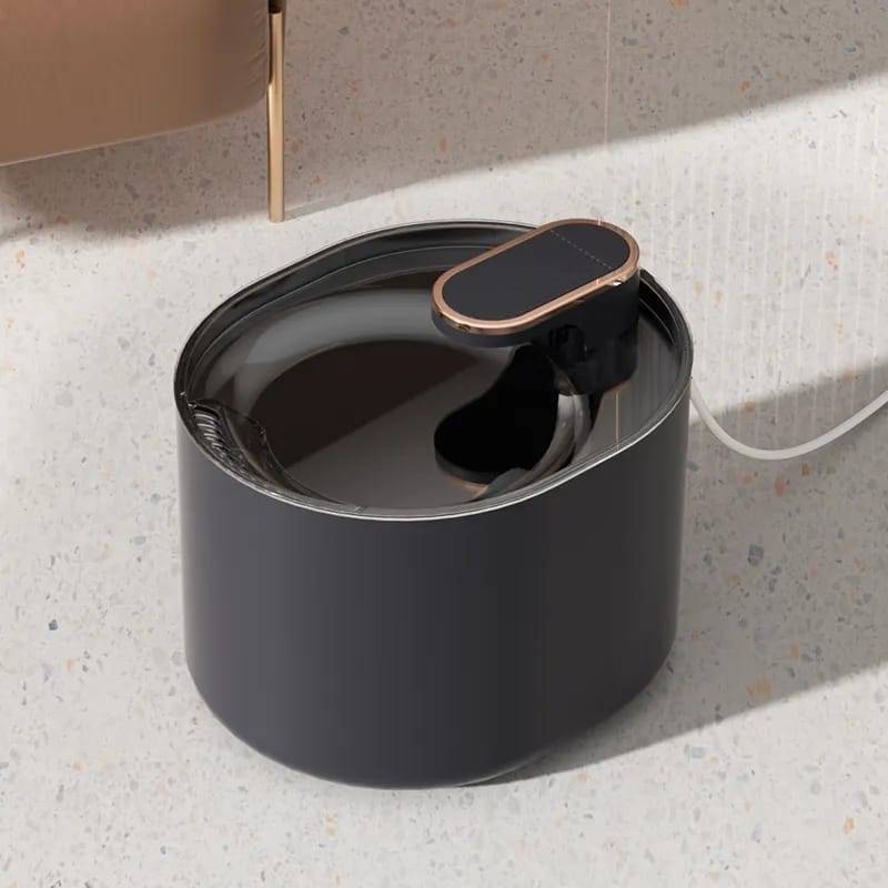Fuente de agua moderna negra gatos