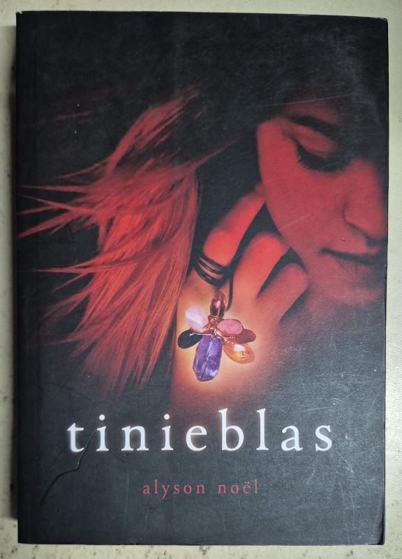 Alyson Nöel / Tinieblas