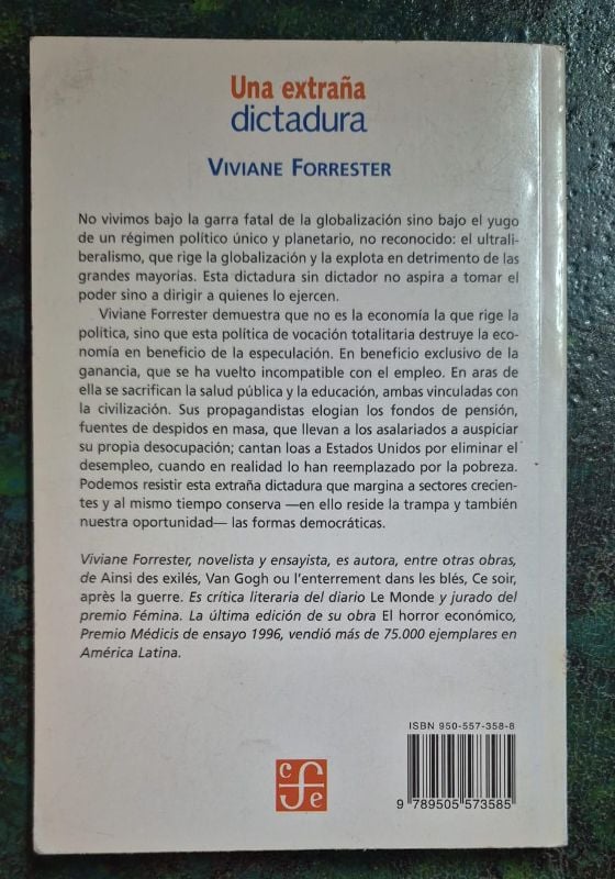 Una extraña dictadura