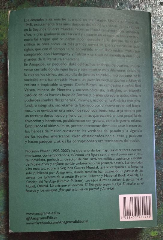 Los desnudos y los muertos