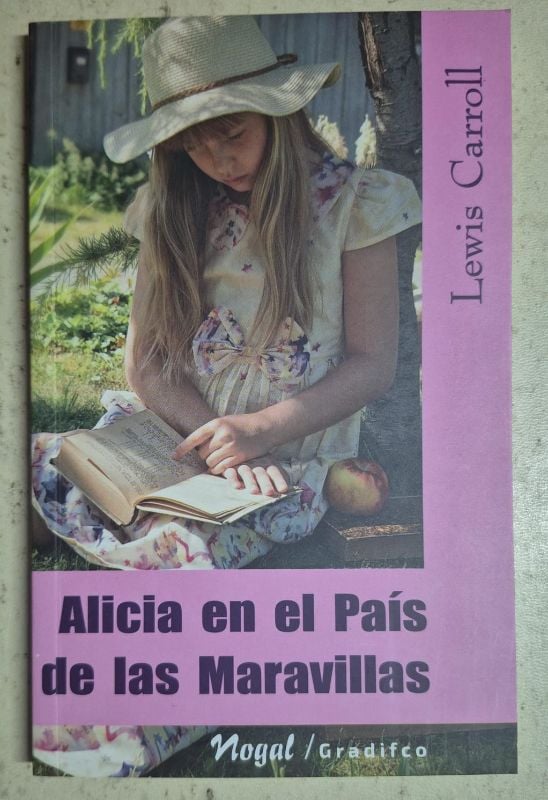 Alicia en el país de las maravillas / Nogal