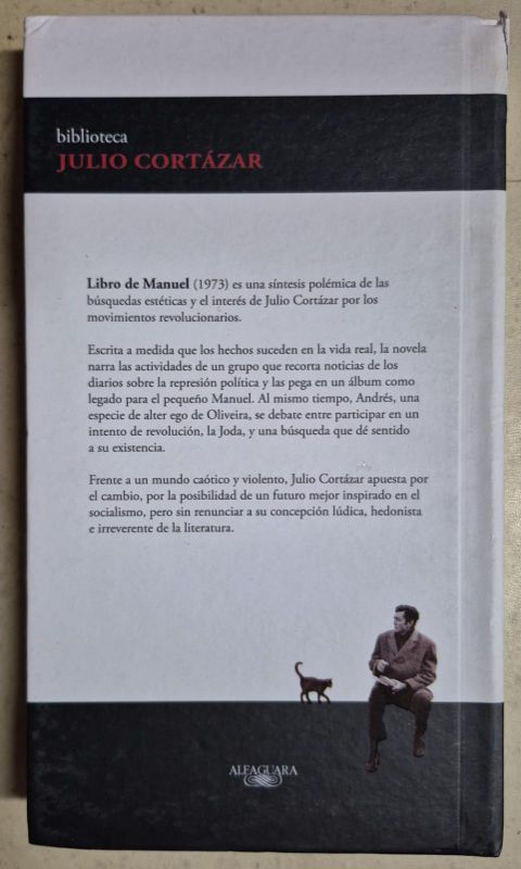 Biblioteca Julio Cortazar / Libro de Manuel