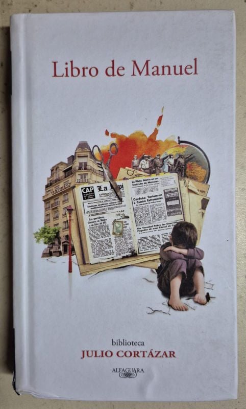 Biblioteca Julio Cortazar / Libro de Manuel