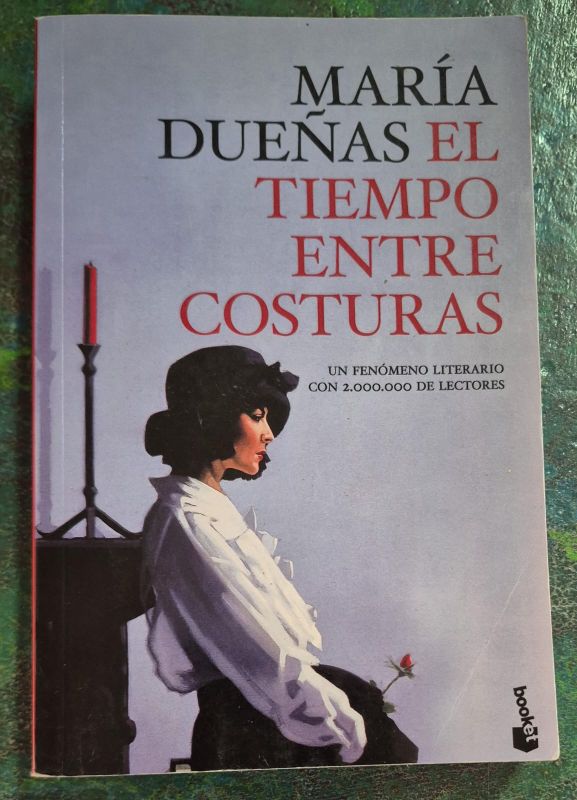 El tiempo entre costuras
