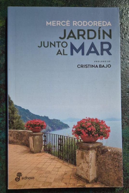 Jardín junto al mar