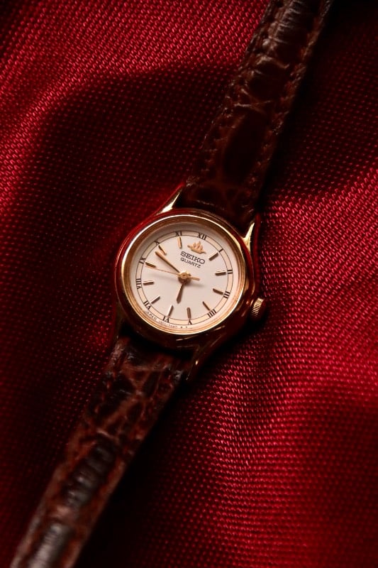 Seiko Galaxy Petite Round Vintage Watch In White and Gold