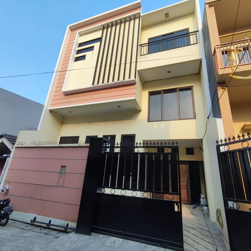 Dijual Rumah Semi Furnish 3 Lantai, Cipondoh