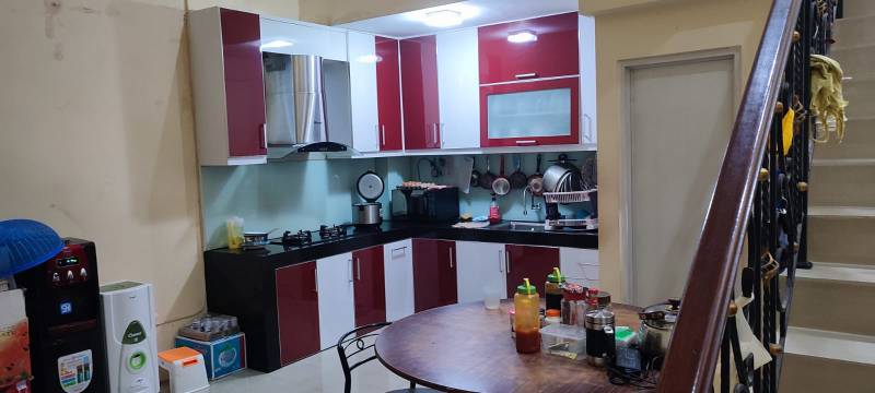 Dijual Rumah Semi Furnish 3 Lantai, Cipondoh