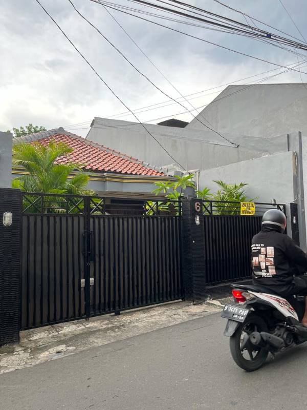 Jual Rumah Akses Strategis SHM, Kebon Jeruk