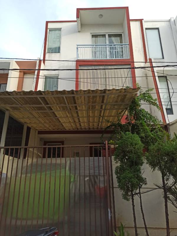 Dijual Rumah Strategis 3 Lantai SHM, Kebon Jeruk