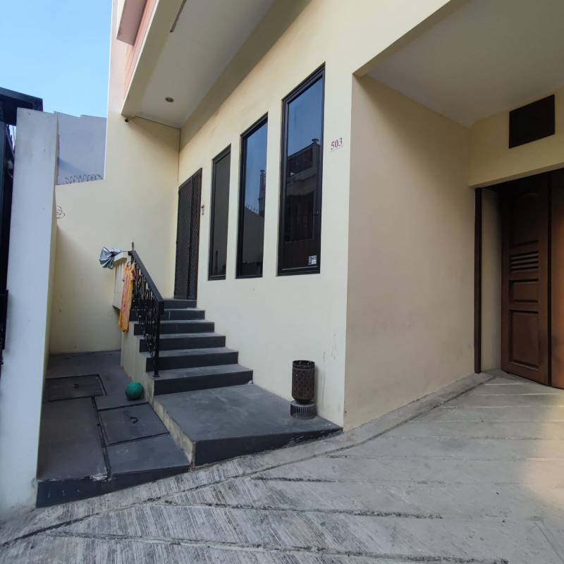 Dijual Rumah Semi Furnish 3 Lantai, Cipondoh