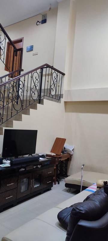 Dijual Rumah Semi Furnish 3 Lantai, Cipondoh