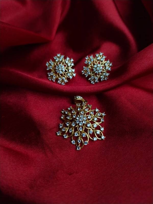 Stellara-icy cold pendant and earring set