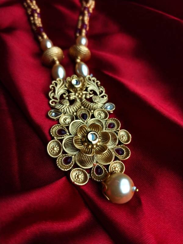Taarini-Long necklace with earrings