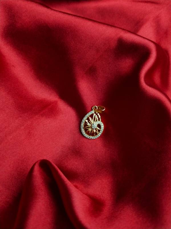 Solira-Elegant tear drop shaped pendant