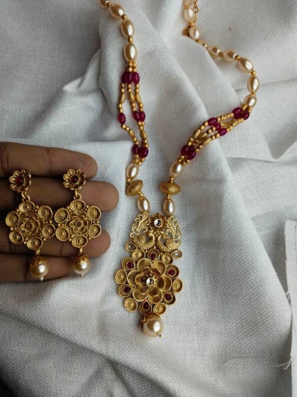 Taarini-Long necklace with earrings