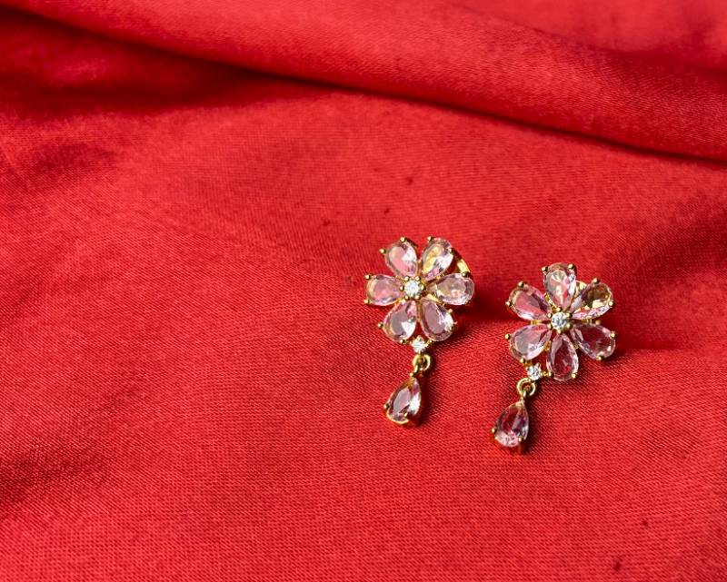 Velina Blush – A soft bloom of tradition and sparkle.
