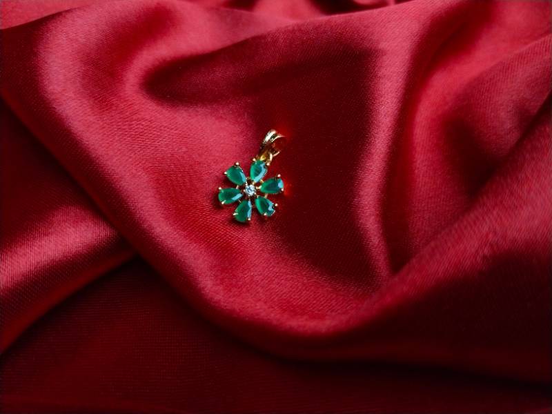 verdora- emerald green pendant and earing set