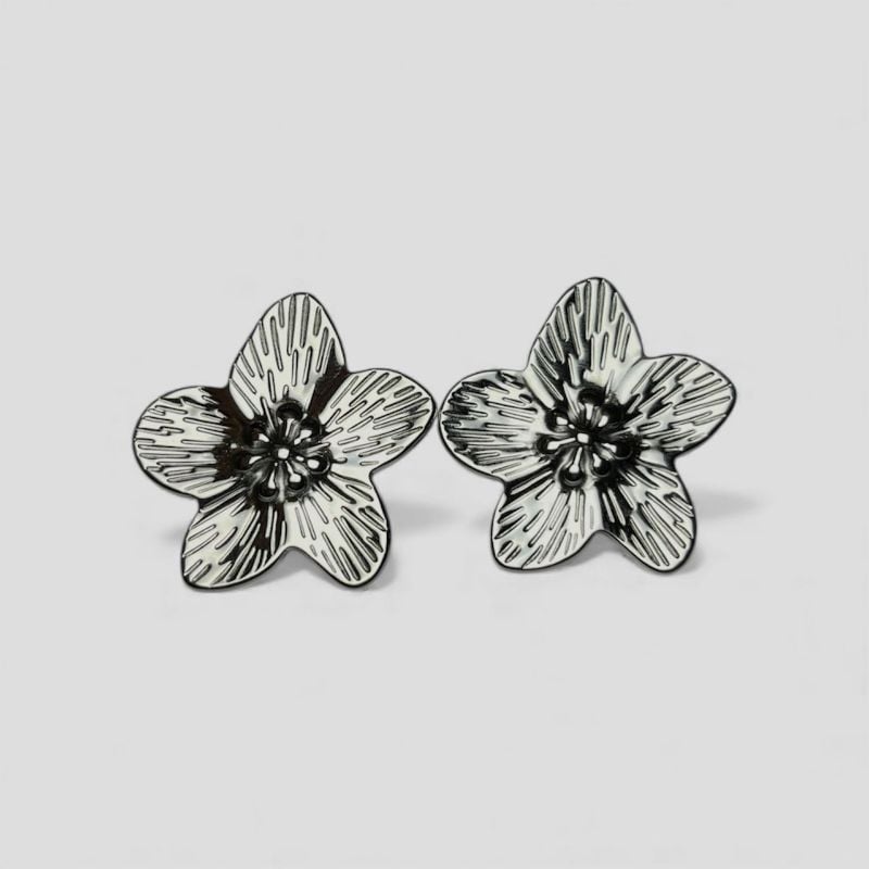 ARETES FLORALES PLATEADOS