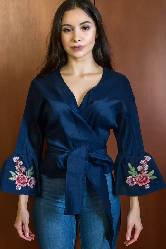 Blusa tipo wrap con un lazo en la cintura