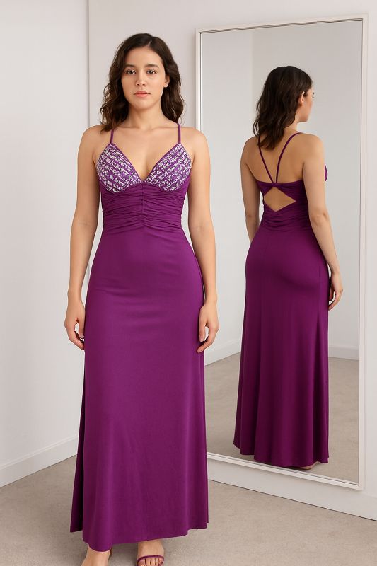 Vestido elegante con detalle de piedra