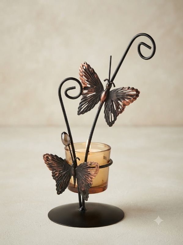 Candelabro de hierro con motivo de mariposa