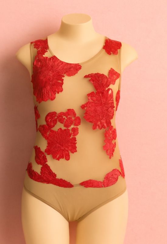 Body transparente de base nude con un diseño artístico