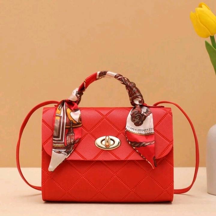 Bolso de mano con bufanda