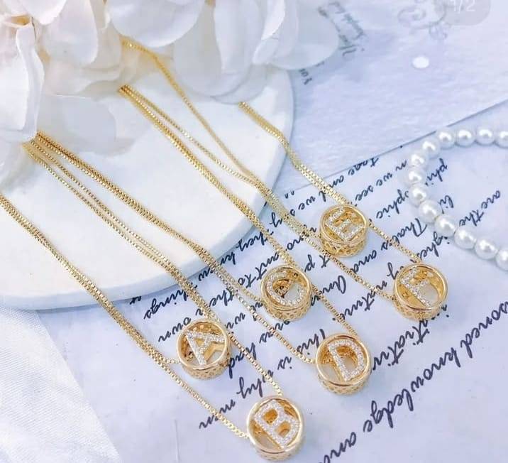 Cadena con dije de circón con Letra