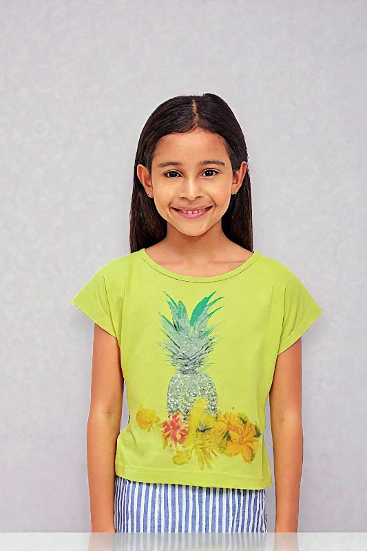 Franela para niña con estampado de piña