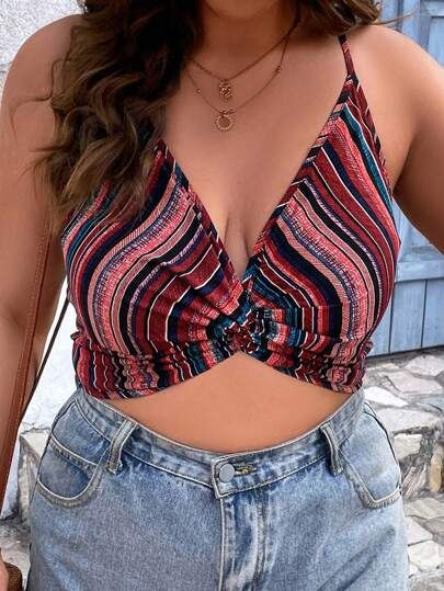 Top corto con escote en V y diseño de nudo frontal.